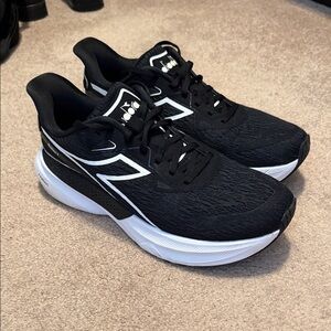 Diadora nucleo Men's Black and White Athletic Shoes size 10.5